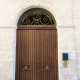 ...cos� decidiamo di bussare al portone del palazzo, posto in vico del Theutra 15